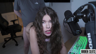 Отчим так и не дал падчерице доиграть, пришлось ей ноги раздвигать!