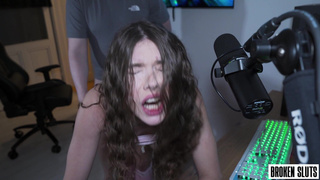 Отчим так и не дал падчерице доиграть, пришлось ей ноги раздвигать!